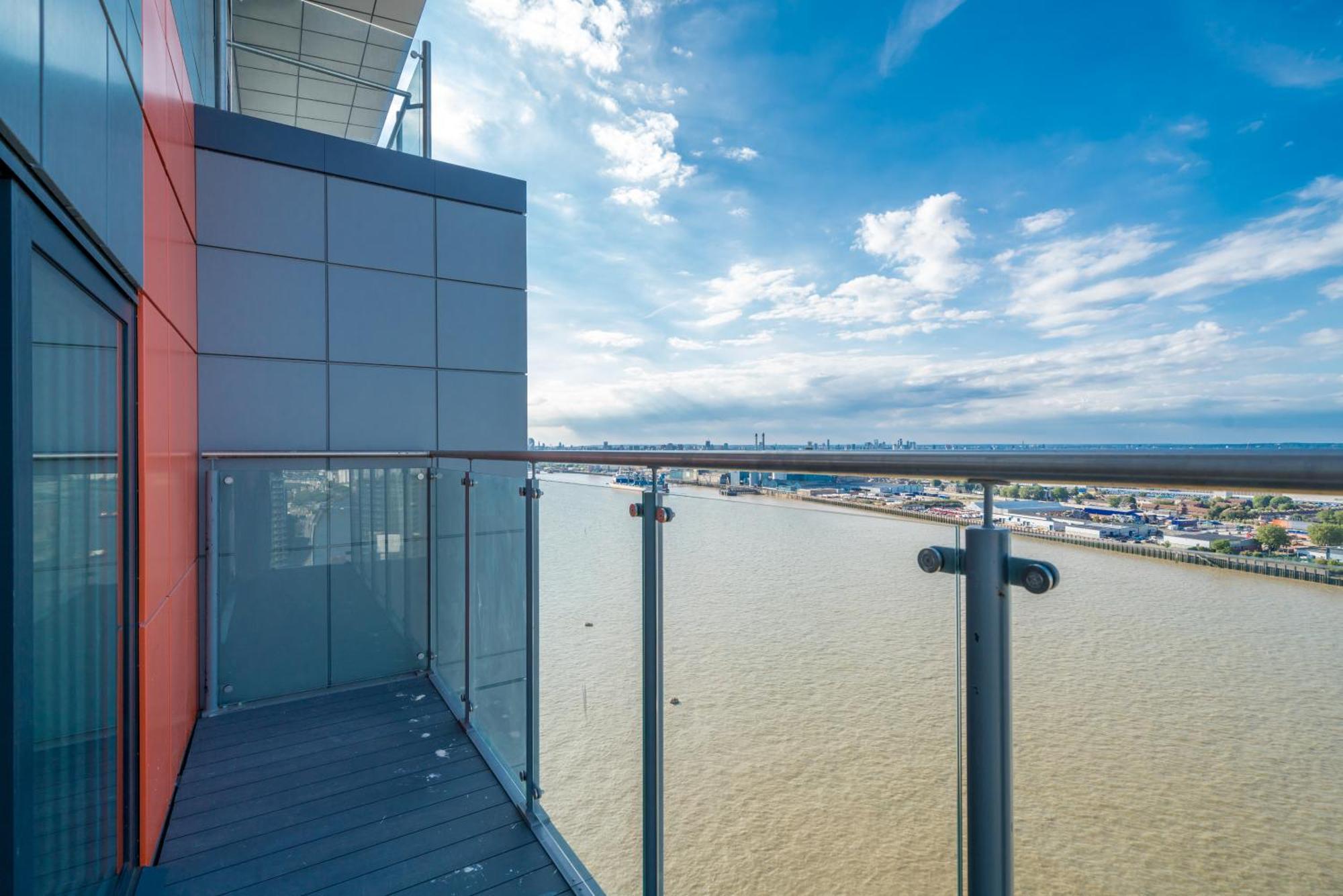 Skyvillion - London River Thames Top Floor Apartments By Woolwich Ferry, Mins To London Excel, O2 Arena , London City Airport With Parking Londres Exterior foto