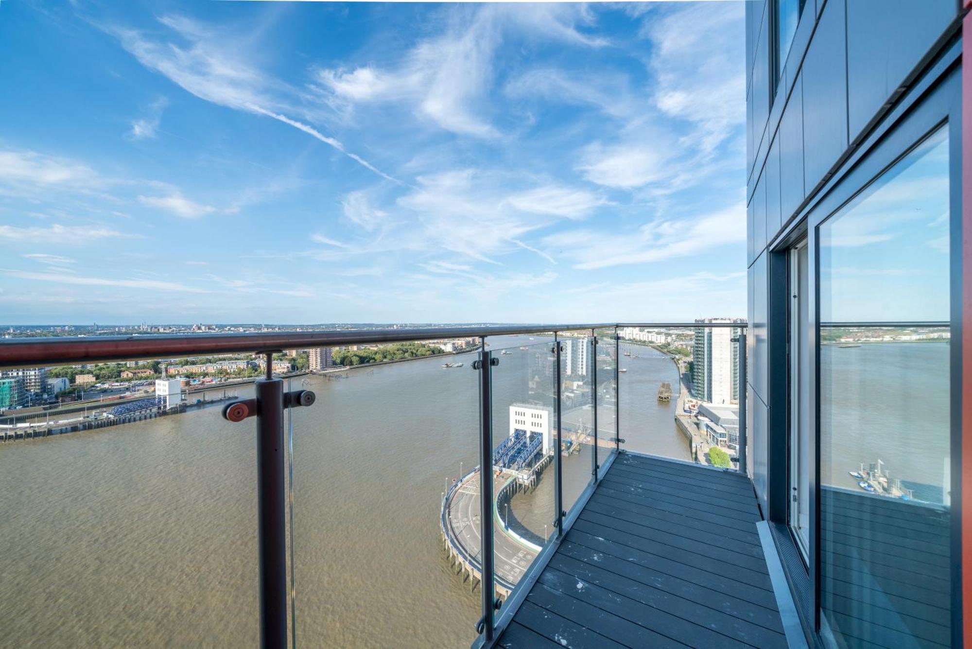 Skyvillion - London River Thames Top Floor Apartments By Woolwich Ferry, Mins To London Excel, O2 Arena , London City Airport With Parking Londres Exterior foto