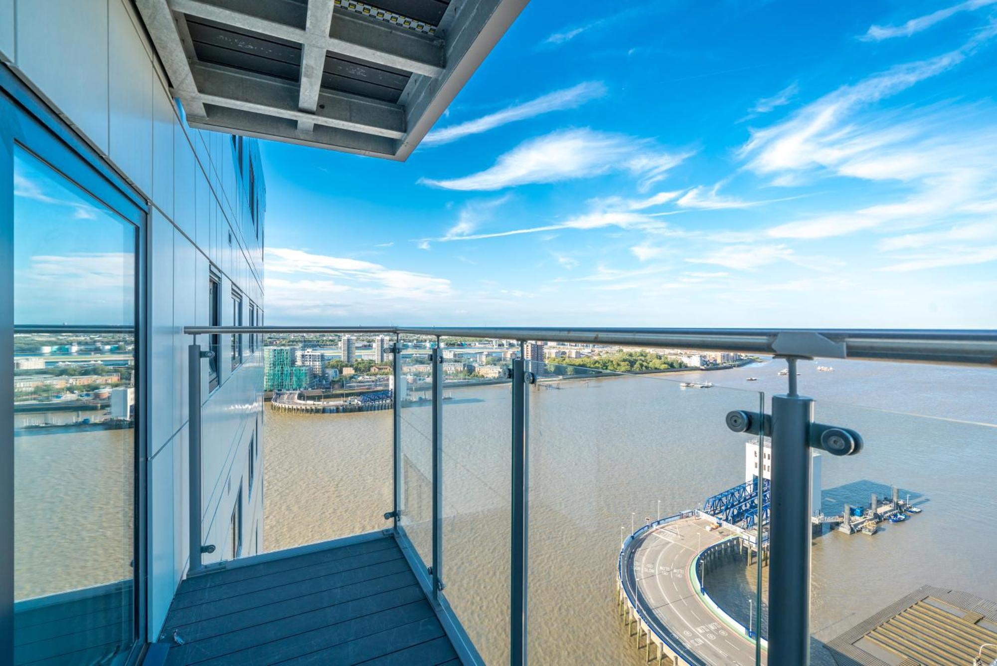Skyvillion - London River Thames Top Floor Apartments By Woolwich Ferry, Mins To London Excel, O2 Arena , London City Airport With Parking Londres Exterior foto